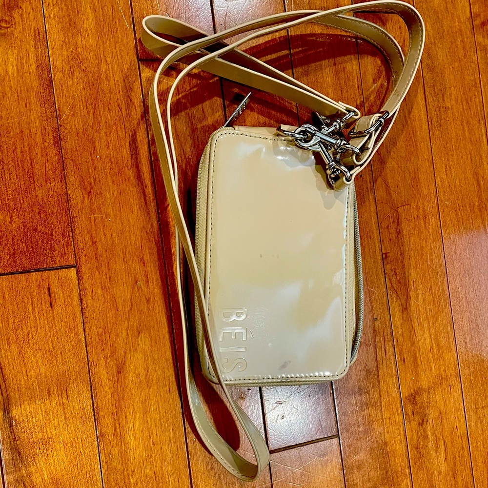 Beis Travel Wallet